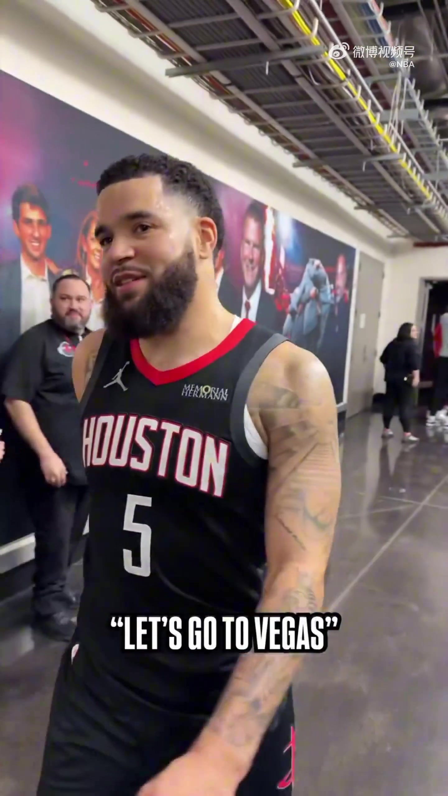 喜笑颜开范乔丹在球员通道开心表示拿下胜利启程赌城