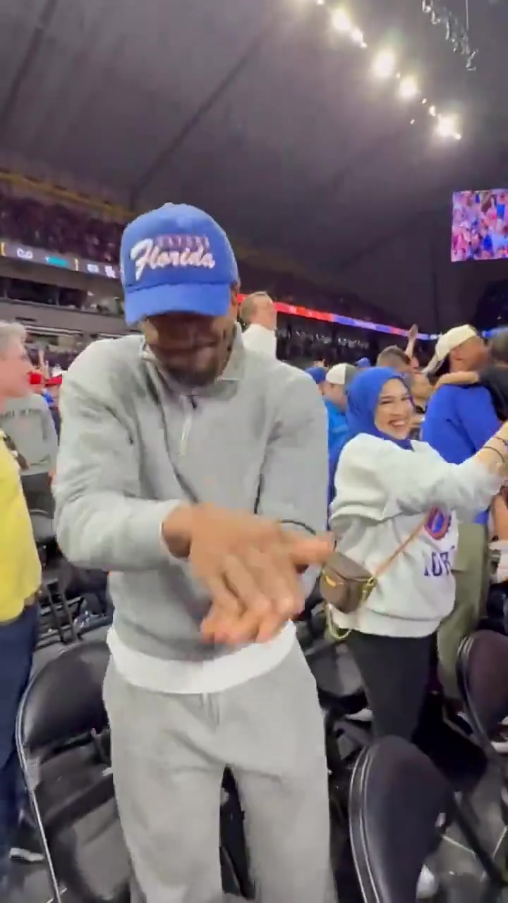 比尔虽然我无缘季后赛了 但母校夺冠还是要庆祝的