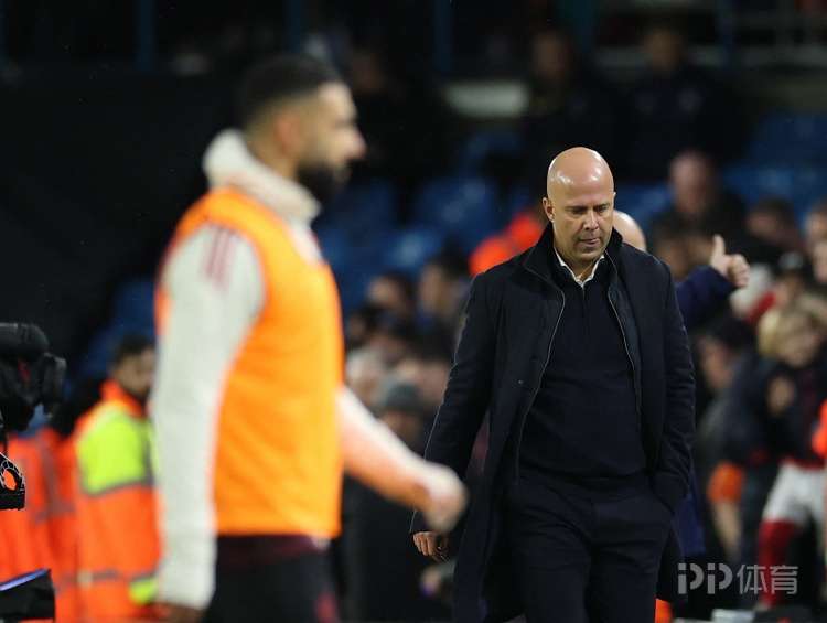 英媒：利物浦高层支持斯洛特，将讨论非洲杯前是否让萨拉赫出场