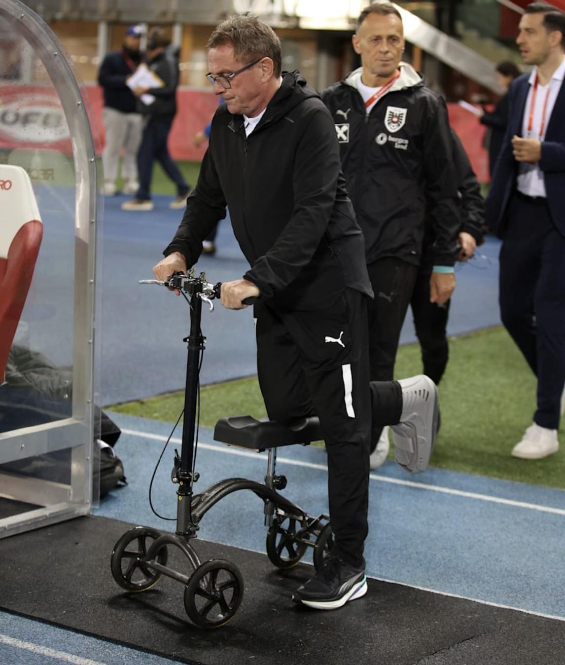 因右踝发炎,朗尼克取消了担任阿森纳vs拜仁解说嘉宾的计划