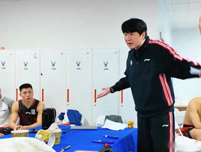 输广厦邱彪更衣室发飙！极度不满最后时刻防守态度，渴望凶狠！