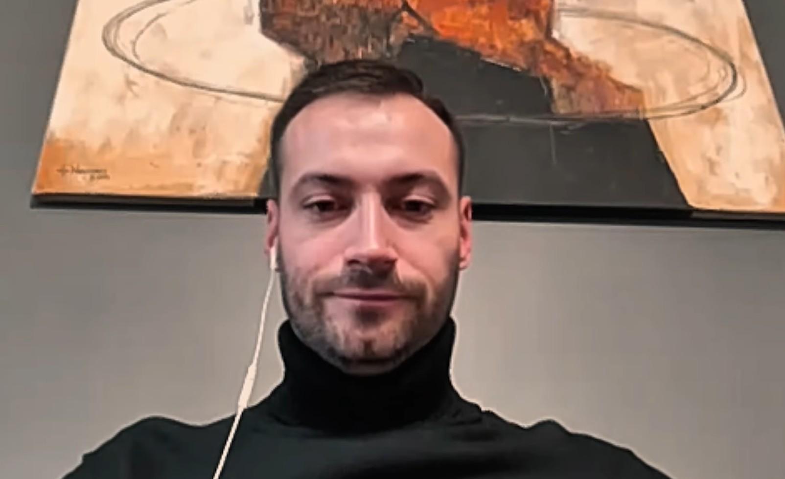 传记作者:莱万曾不满哈维的训练,他在波兰和拜仁都曾施压换帅