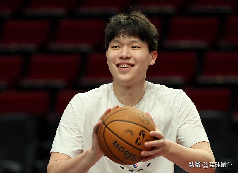 杨瀚森首发后各界说啥?韩乔生谈慢热,美媒称赞,被指无首发实力