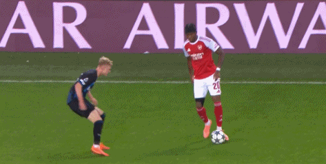 第25分钟,马杜埃凯强突推进轰世界波,阿森纳1-0!