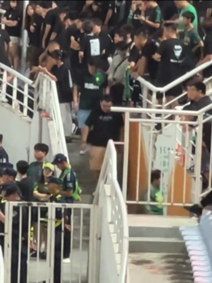 惨不忍睹实拍远征济南奥体的国安球迷提前退场