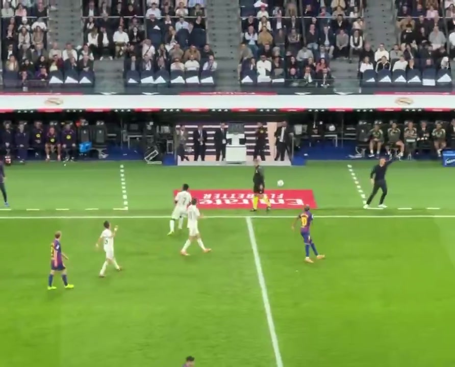 换个角度看看维尼修斯怒踢皮球吓到亚马尔