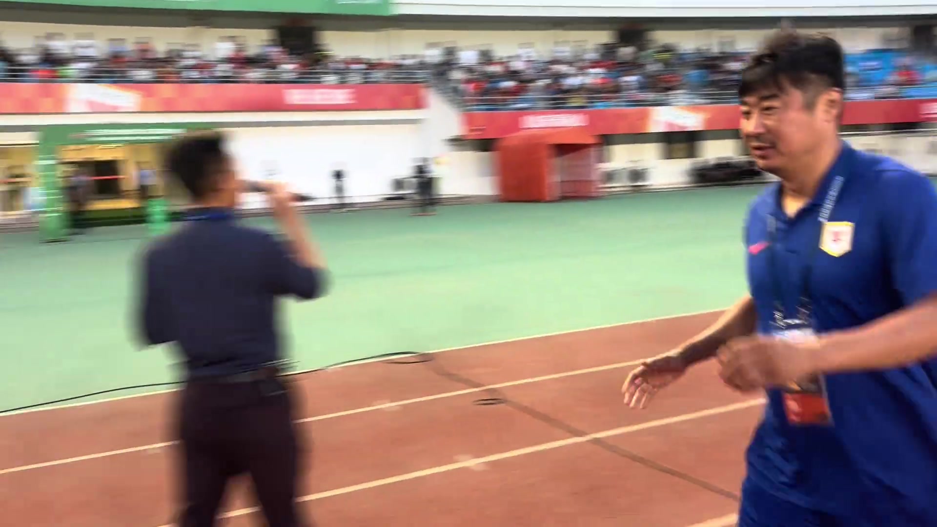 曾经队友如今对手泰山B队主帅韩鹏与泰安主帅苑维玮握手寒暄