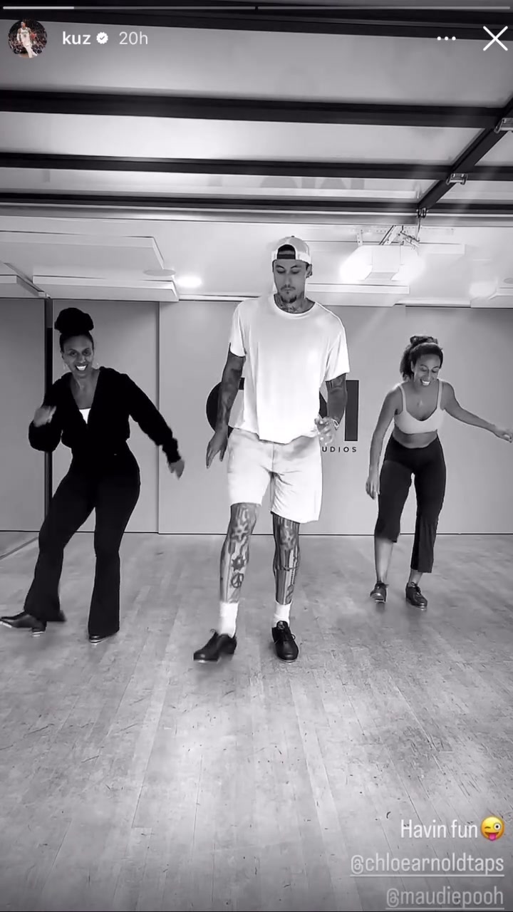 有眼有钱高富帅库兹马休赛期和两位女士练踢踏舞有说有笑