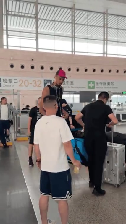 结束修行文班亚马在郑州东站过安检这真的是鹤立鸡群啊