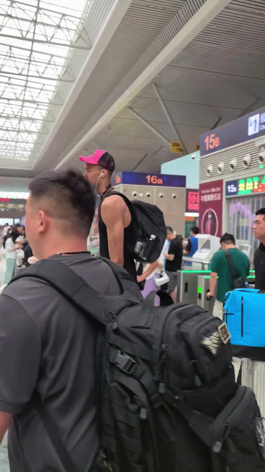 郑州高铁站偶遇文班亚马看来是从少林寺结束修行了