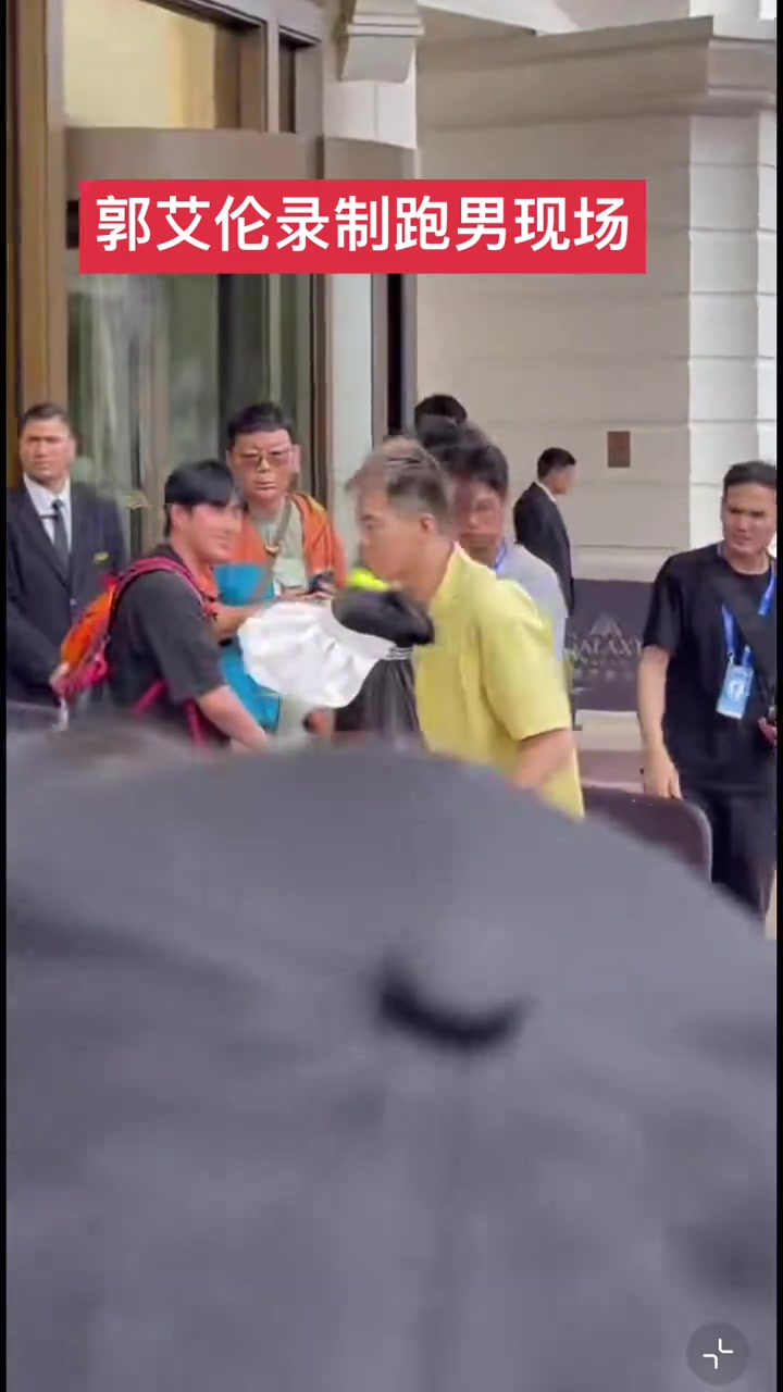 郭艾伦现身澳门录制综艺节目 这一身有点小帅奥