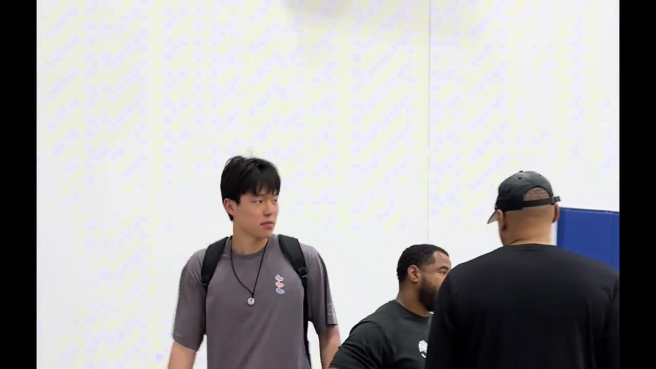 美女记者孟超刚落地洛杉矶 来探班杨瀚森 希望小杨吃好喝好