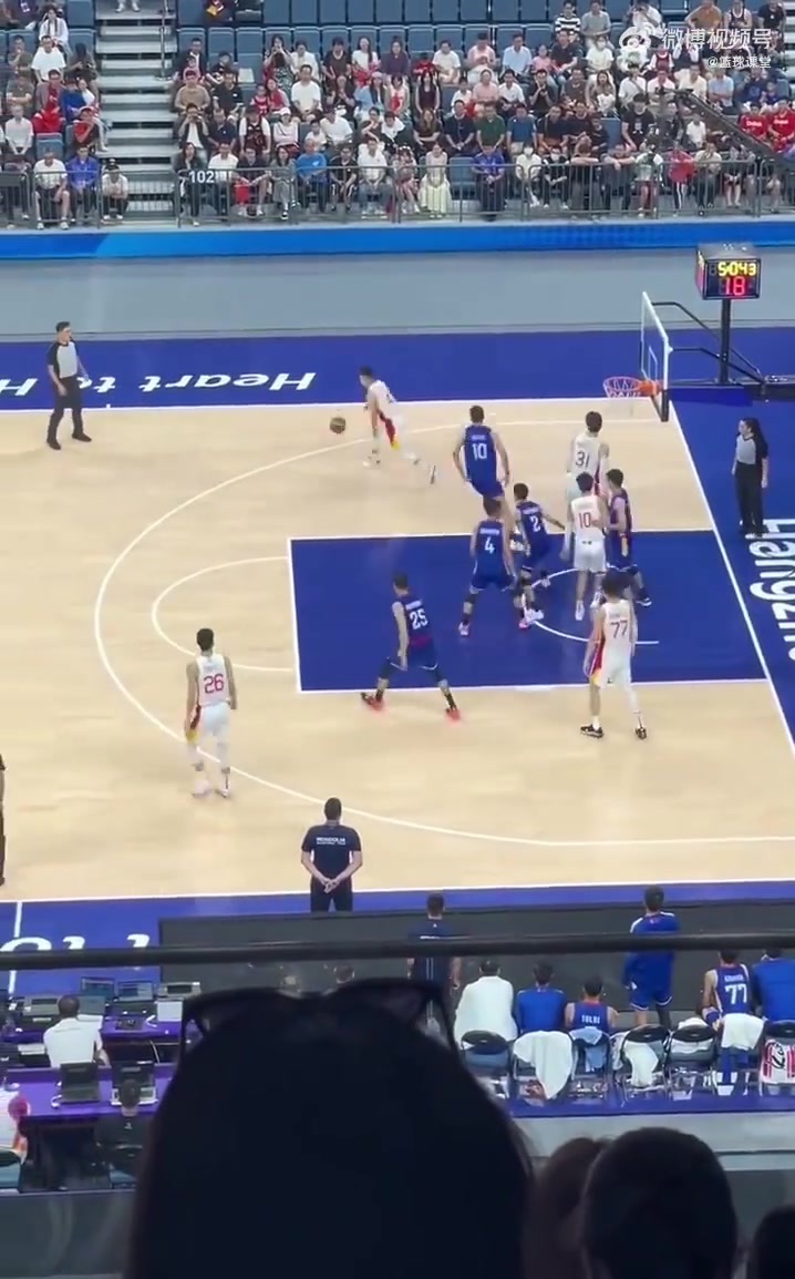 传来传去最后篮下强打被帽中国男篮这次配合让人看着真闹心