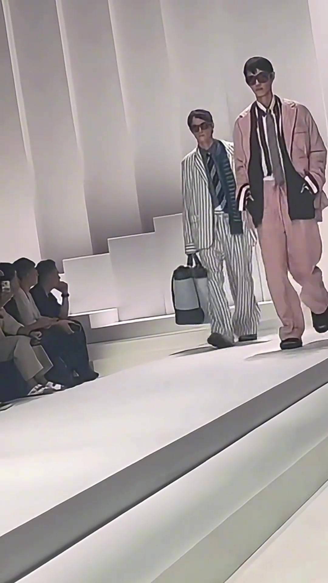 帅哥你谁失踪人口小卡现身杜嘉班纳时装秀