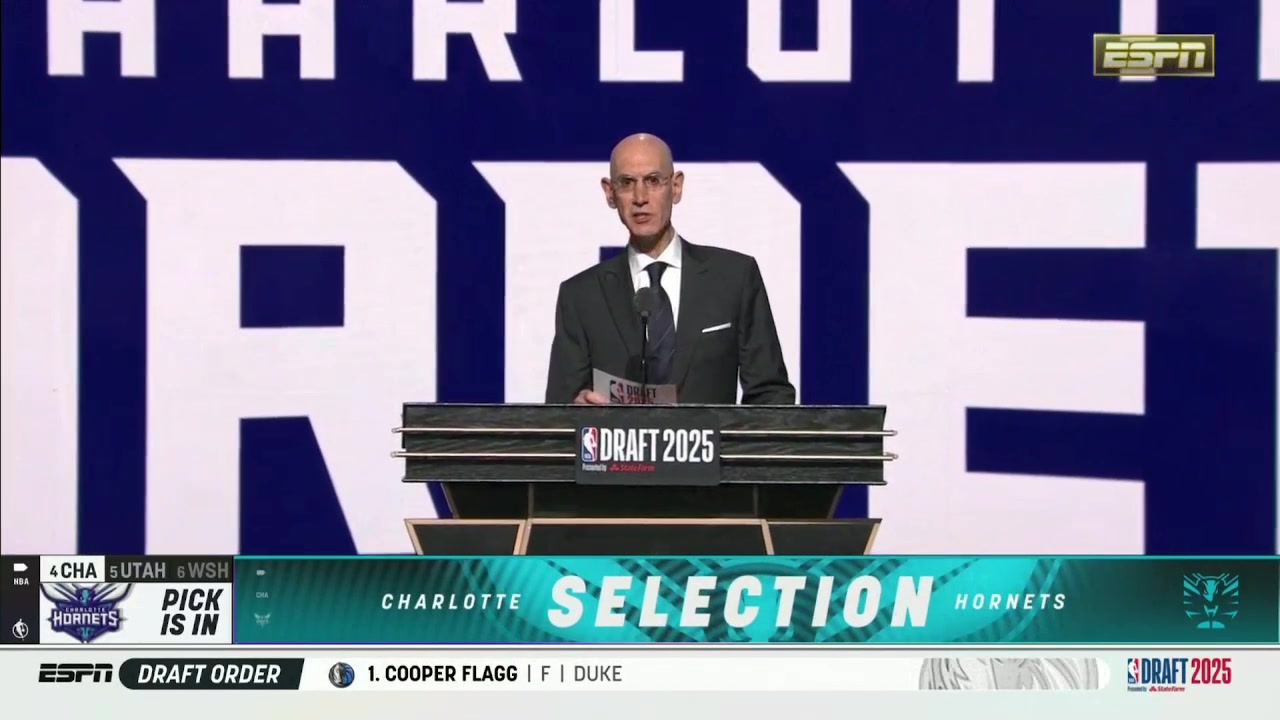 搭档三球弗拉格队友克尼佩尔第四顺位被黄蜂选中同萧华握手合影