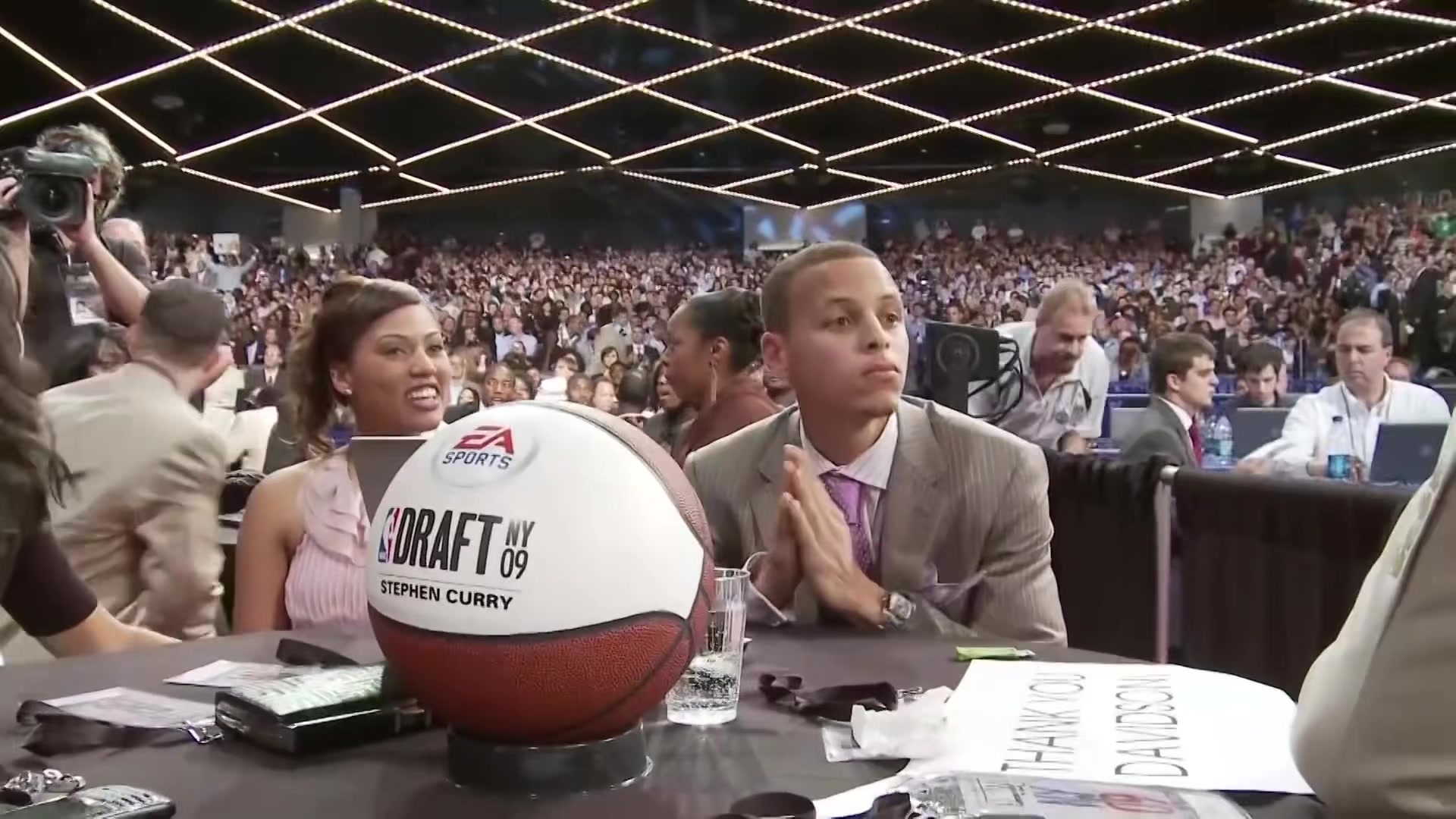 09年选秀大会勇士7号签选中斯蒂芬-库里全场瞬间嘘声一片尼克斯想