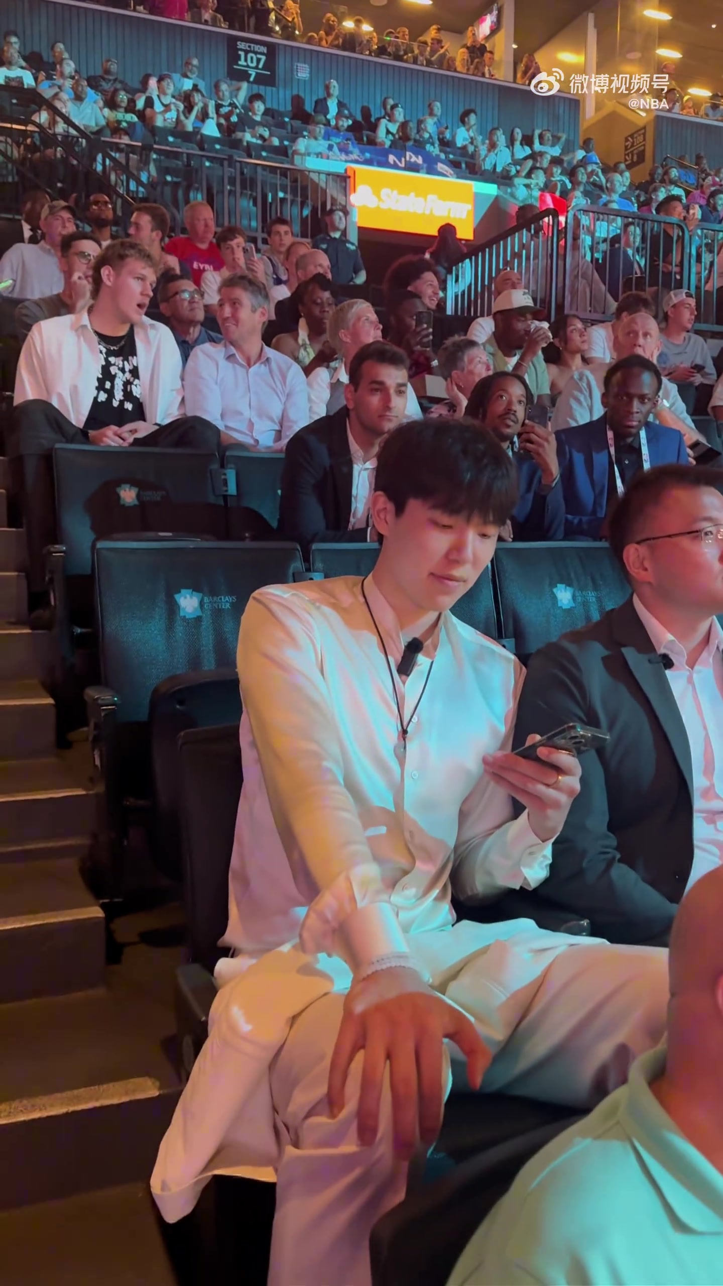 篮网首轮手握5个签一席白色西装杨瀚森坐在大会场边耐心等待