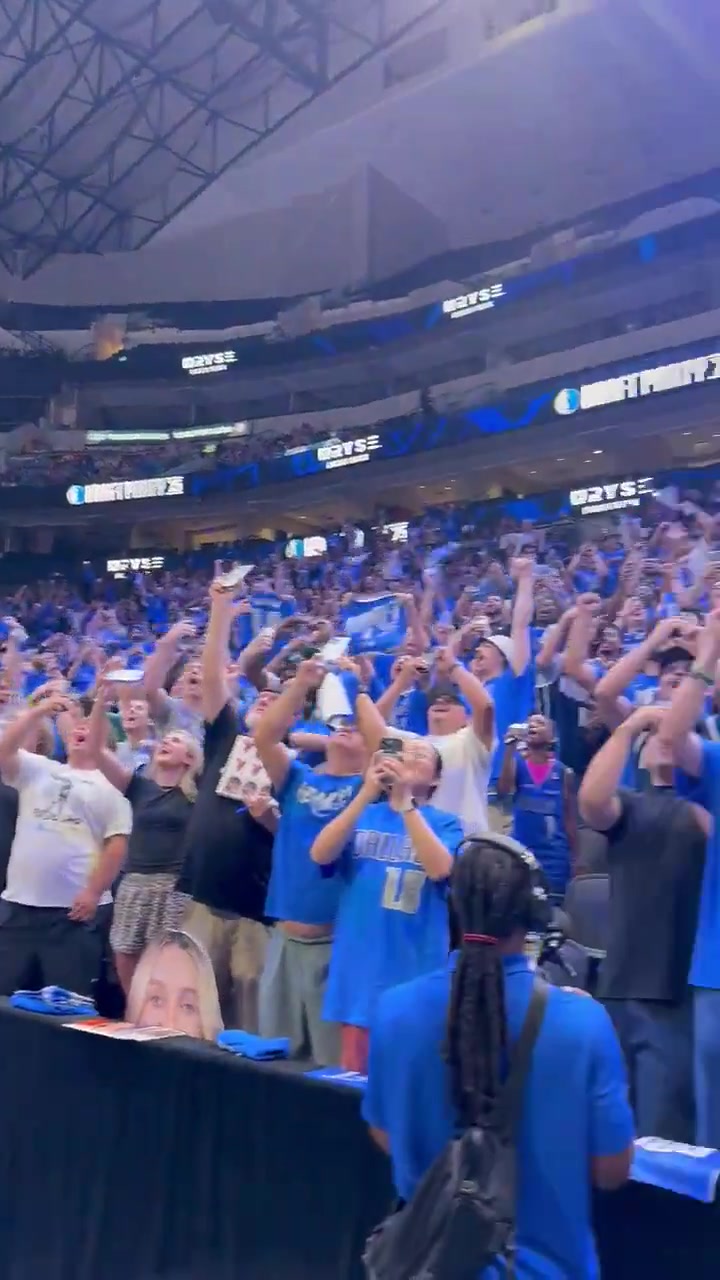 开启新时代独行侠球迷齐聚主场等待选中弗拉格的历史时刻