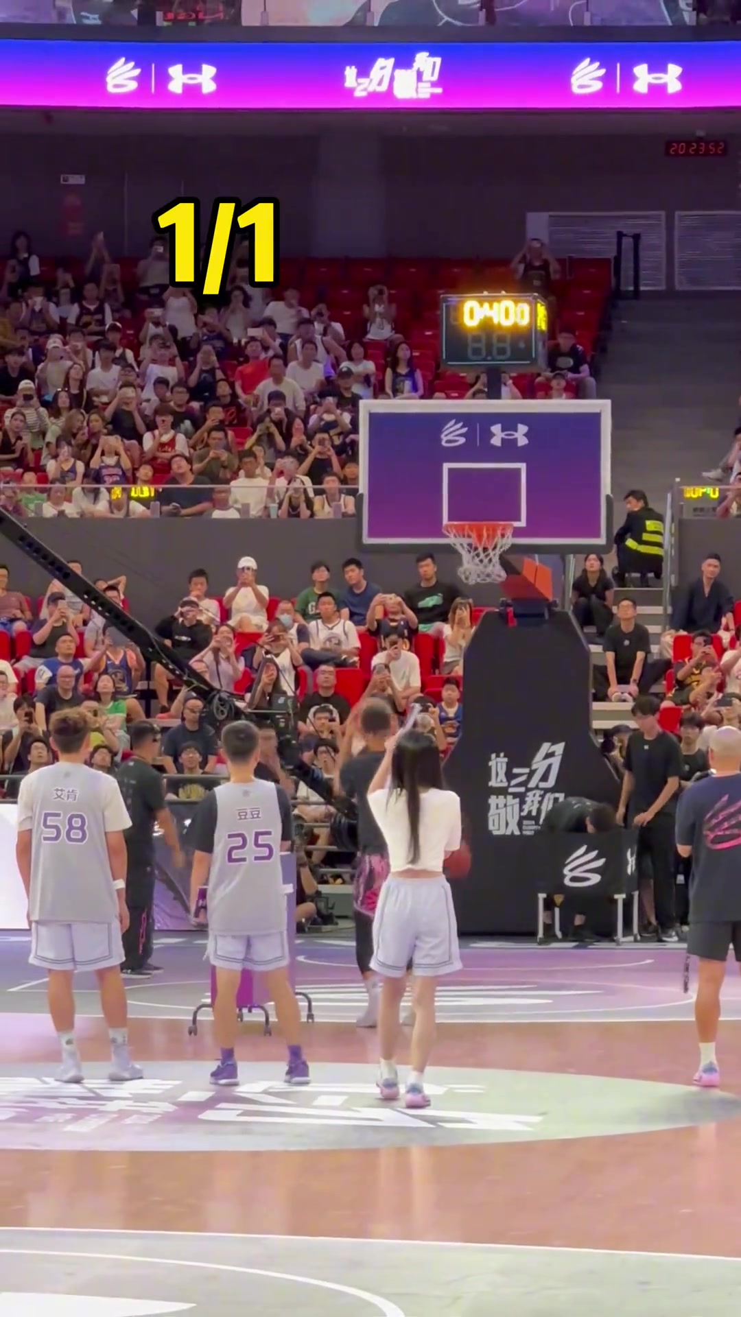 这三分敬你们库里看到球迷开心他也会很开心...