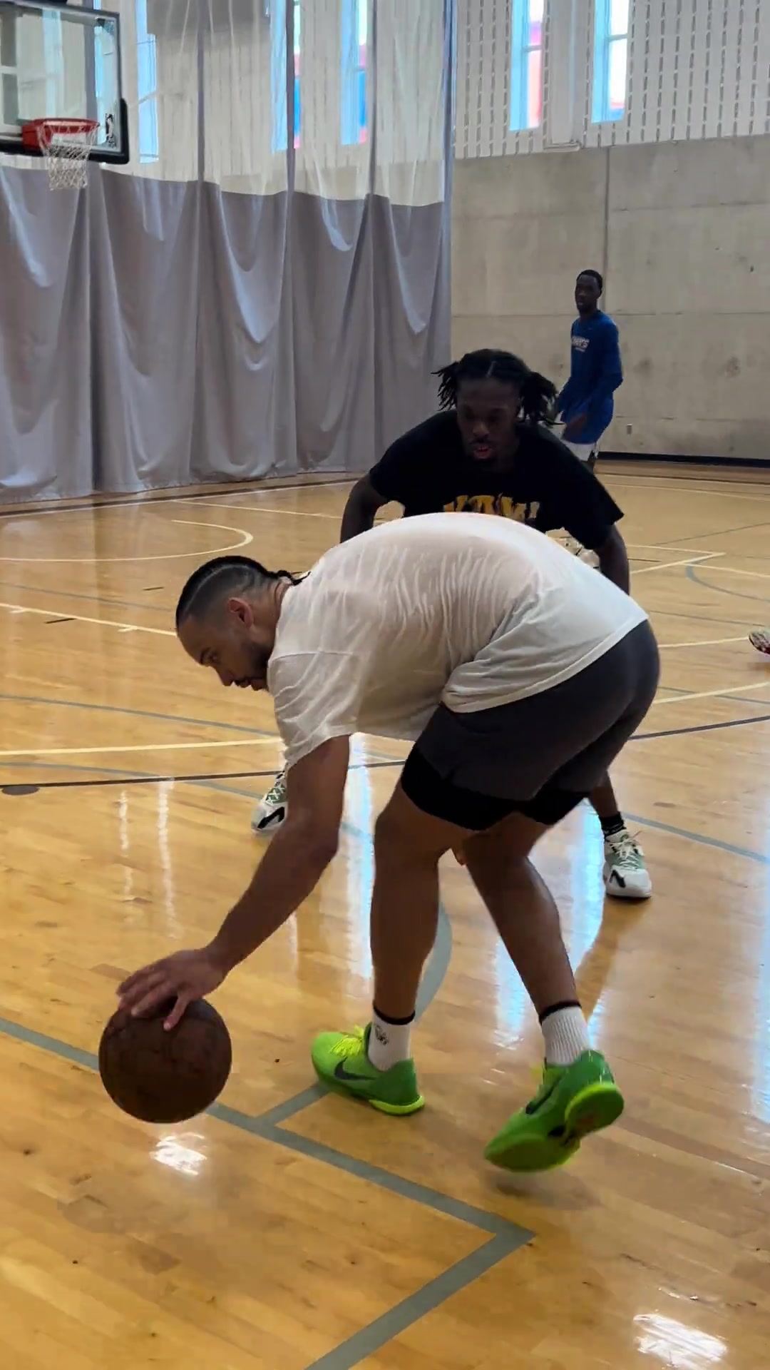 球没气吗狄龙这左手运球也太糙了