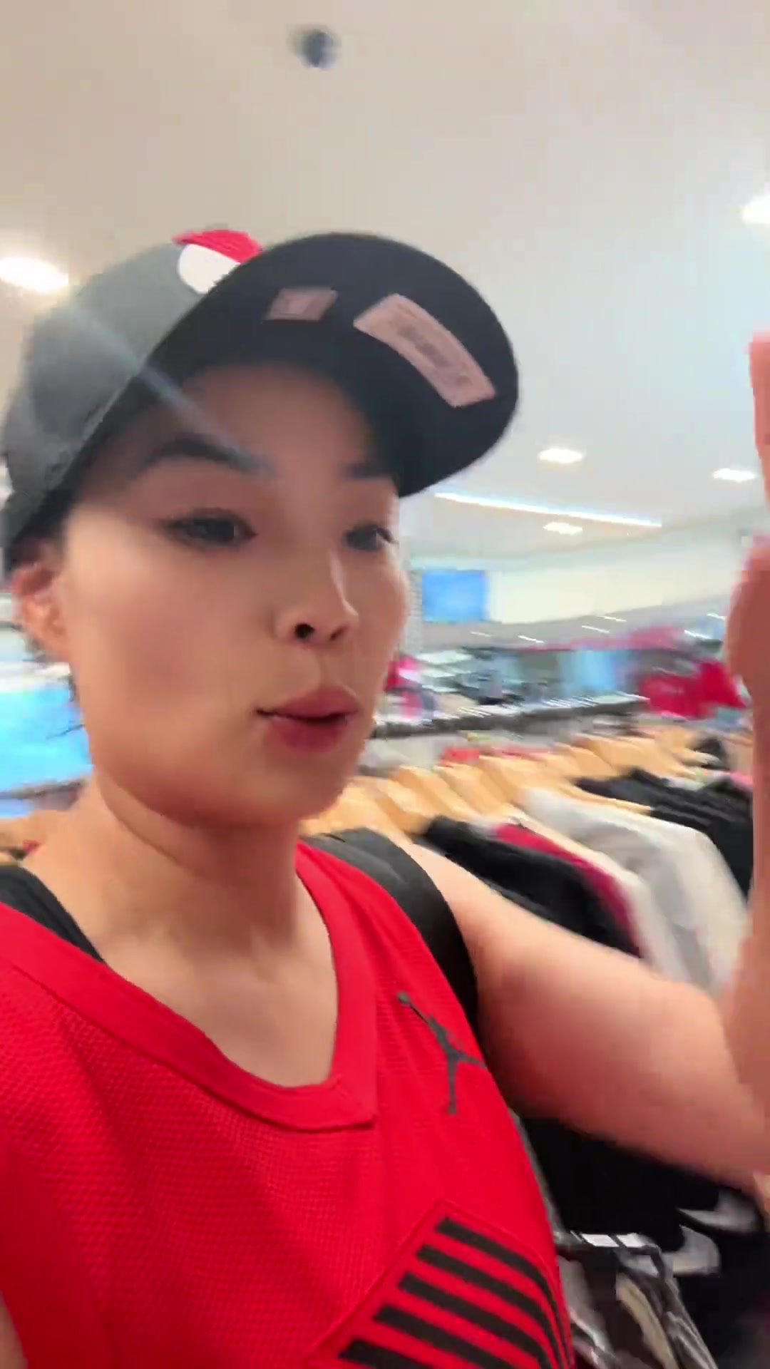 太火了女网友开拓者专卖店的机器都印冒烟了 都是杨瀚森16号球衣订单