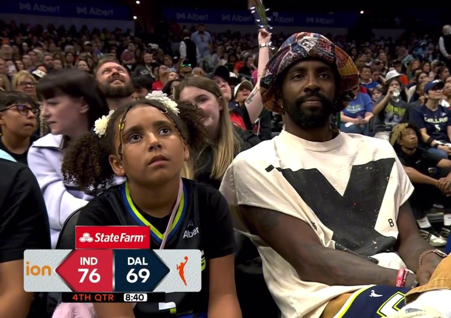 好久不见欧文带女儿观战WNBA这简直一个模子刻出来的