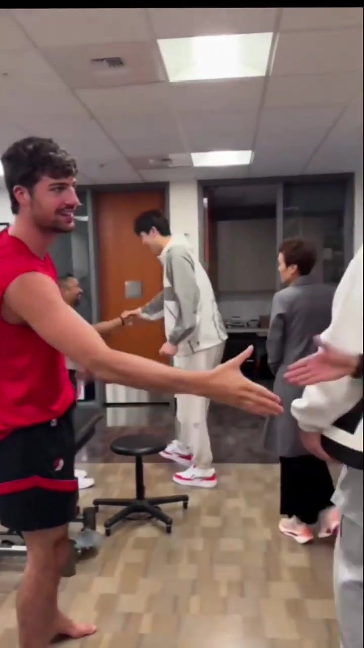 见到大哥啦杨瀚森刚到开拓者报到就遇见阿夫迪亚了