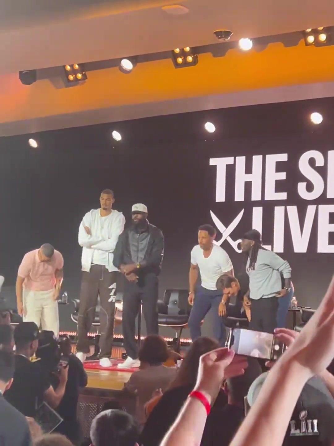 文班亚马和詹姆斯一起出席The Shop直播