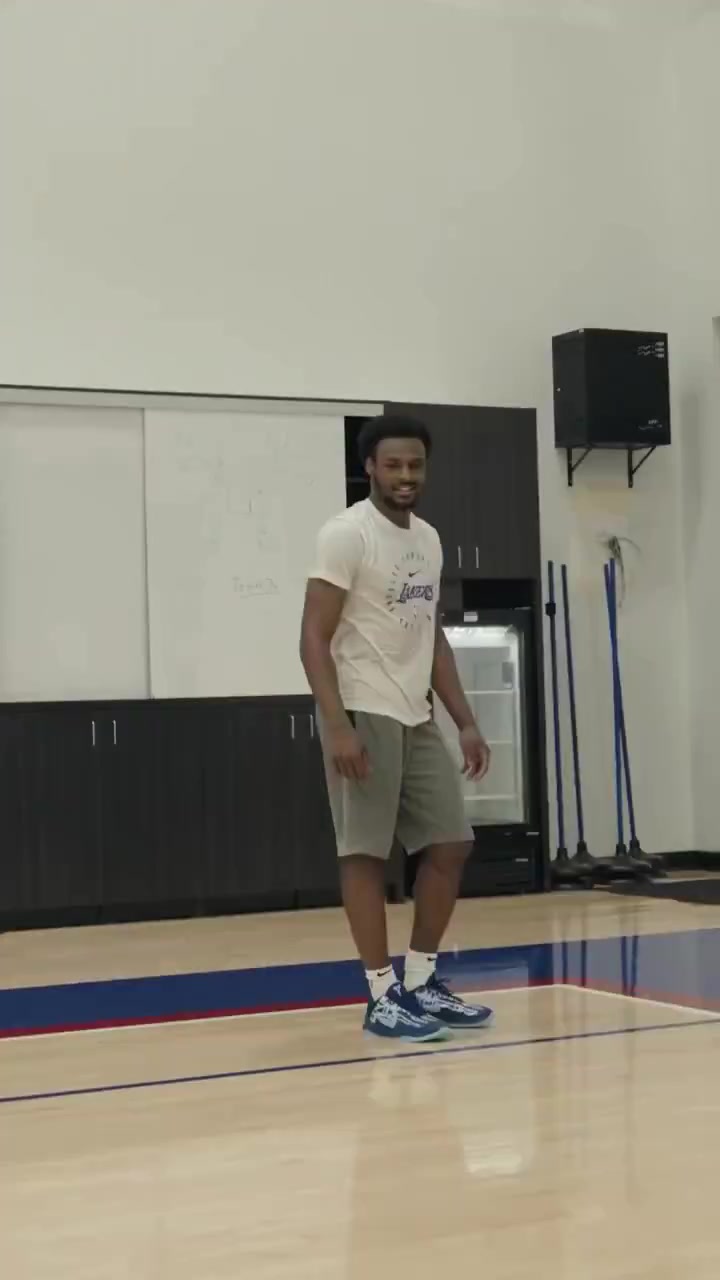 杨瀚森同款训练师布朗尼休赛期苦练秀老詹同款暴扣训练