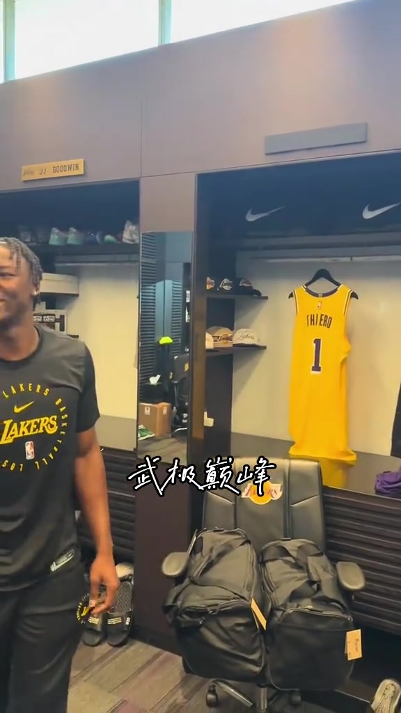 湖人新秀阿杜蒂耶罗手拿1号球衣亮相与家人分享喜悦