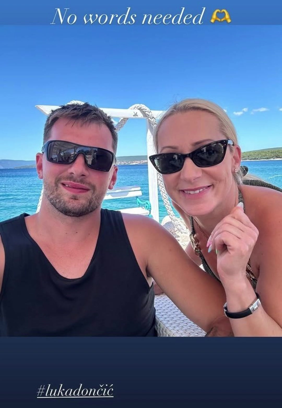 这角度这地点女球迷晒与77合影肉眼可见的瘦了