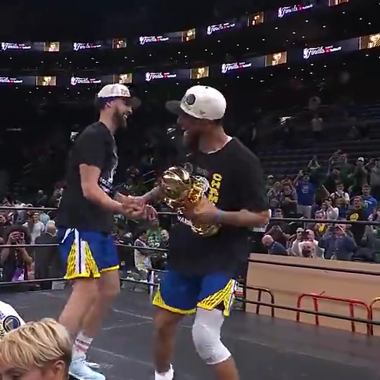 22年库里拿下FMVP克莱对其大喊我们要做的就是投进三分然后拿冠军