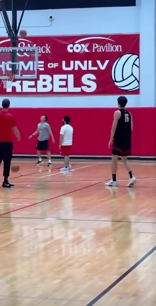 斯普利特陪同训练杨瀚森现身赌城开练 定点三分12投11中