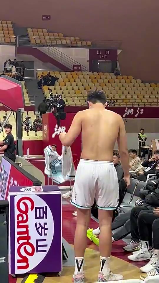 杨瀚森此前在场边换球衣身后的女球迷大喊转过来