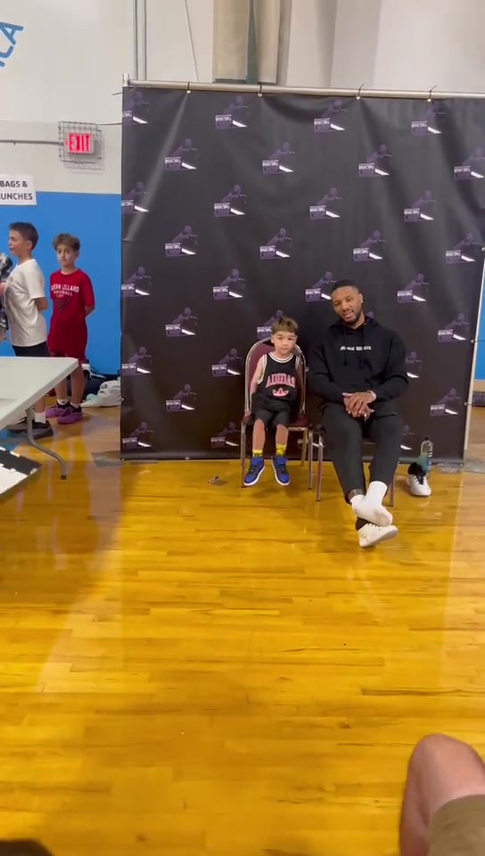 杨瀚森新队友利拉德和小球迷合影 这就是75大巨星的亲和力吗