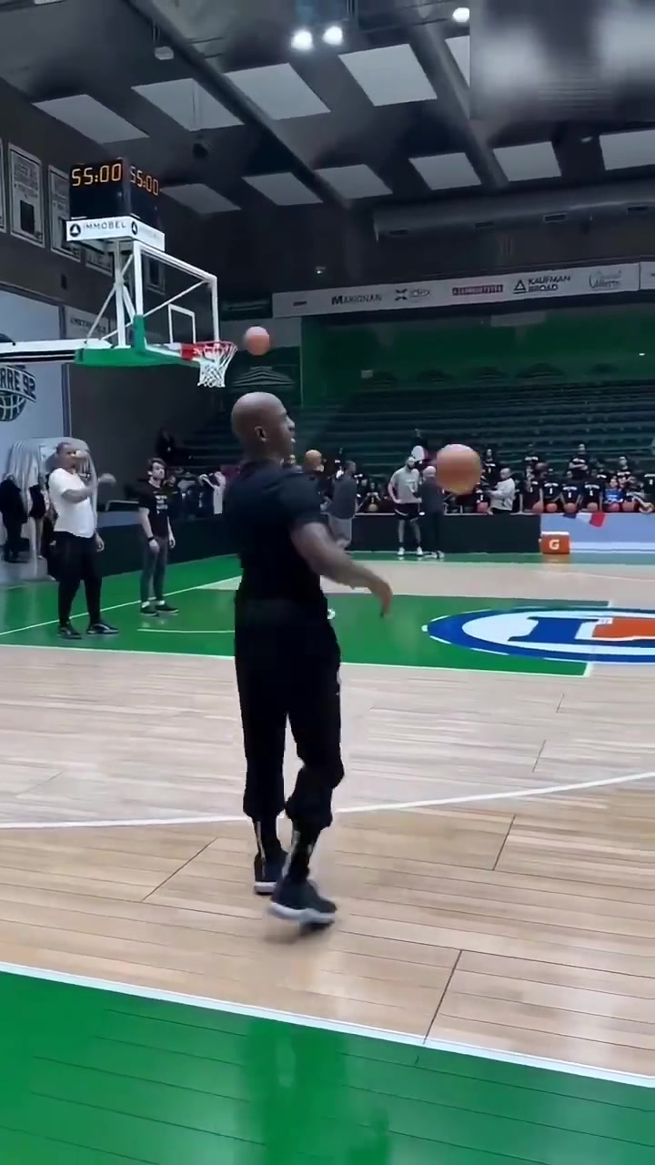 保罗向文班亚马传授后撤步三分技术后者一学就会