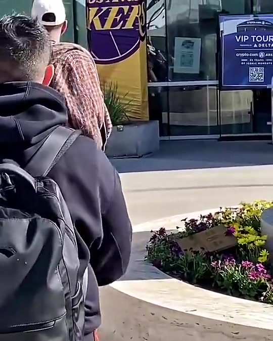 一切尽在不言中欧文此前面对科比和GiGi的雕像陷入沉思