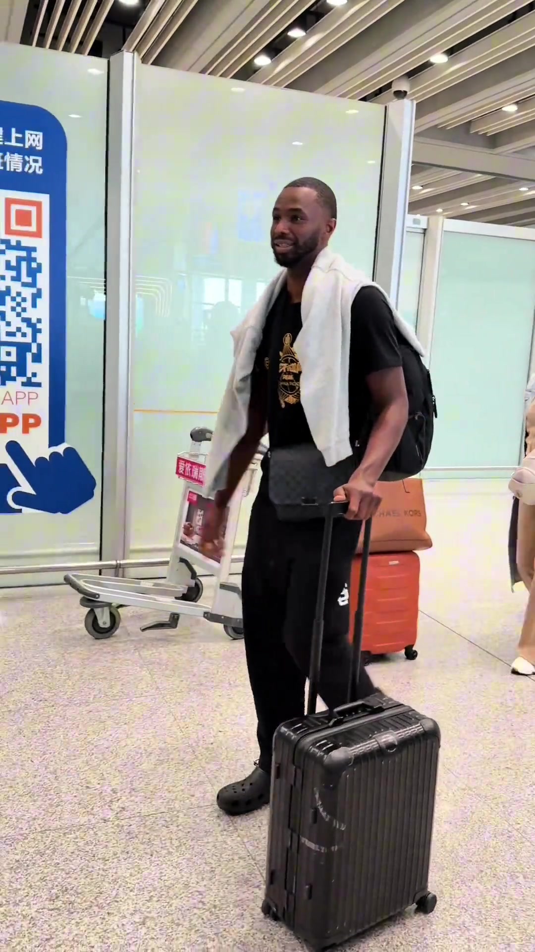 维金斯落地北京粉丝签名全部是勇士的球衣