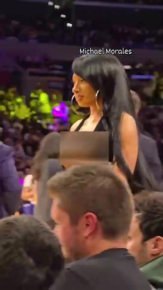 这尺度必须打码了克莱女友马冬梅此前观战湖人比赛超性感穿着惊艳全场