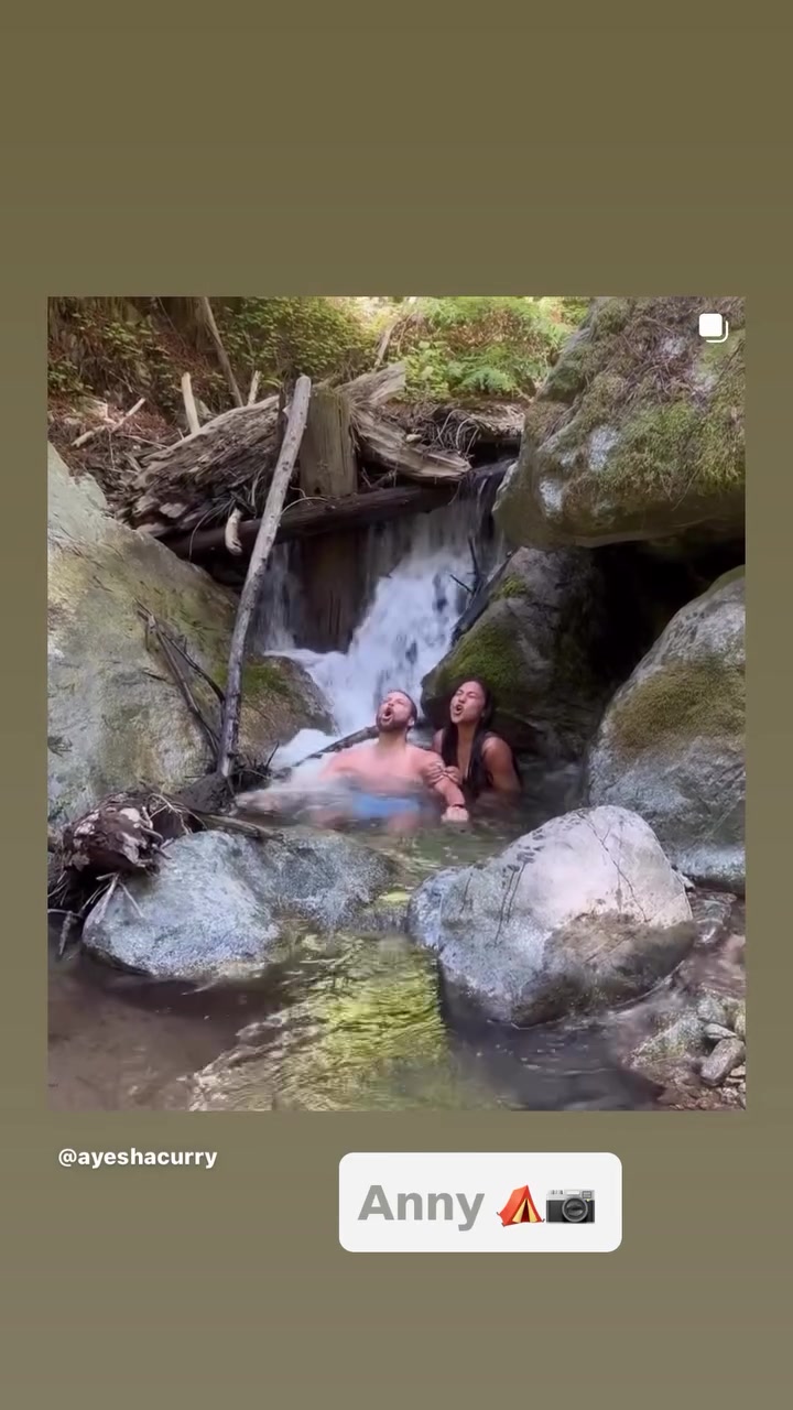 好家伙库里和阿耶莎这是跑到野外去游泳啊