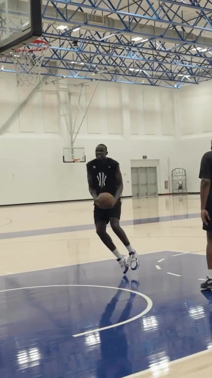 很丝滑布朗尼与球队新秀马鲁阿奇一起训练挡拆跳投配合