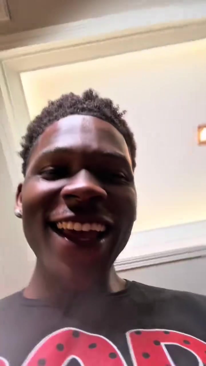 爱德华兹剪完头发后对自己的发型很满意自恋了一下 ...