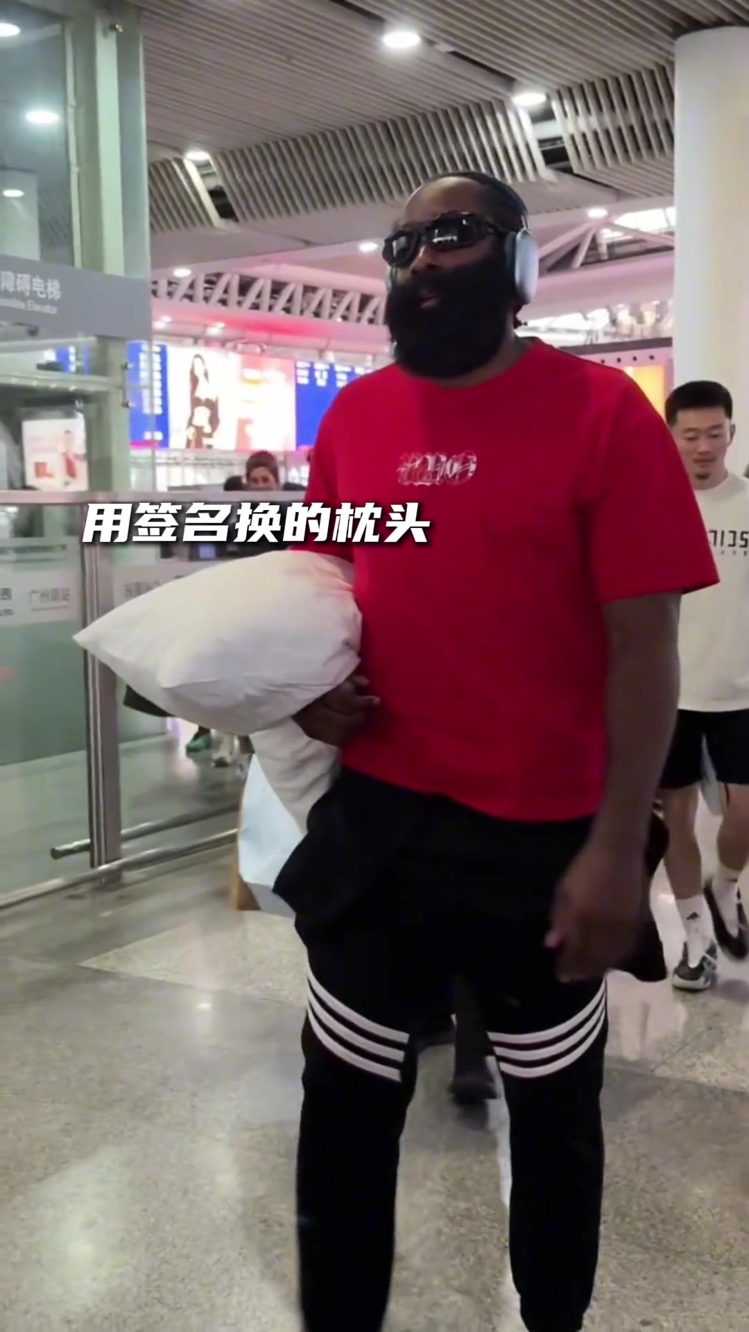 咱家哈登上高铁带枕头第一人