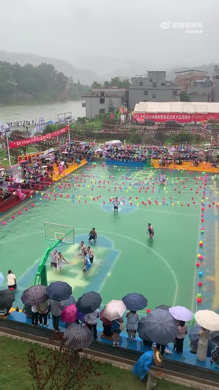 湖人和快船的主场水中篮球 比正常球场更费体力