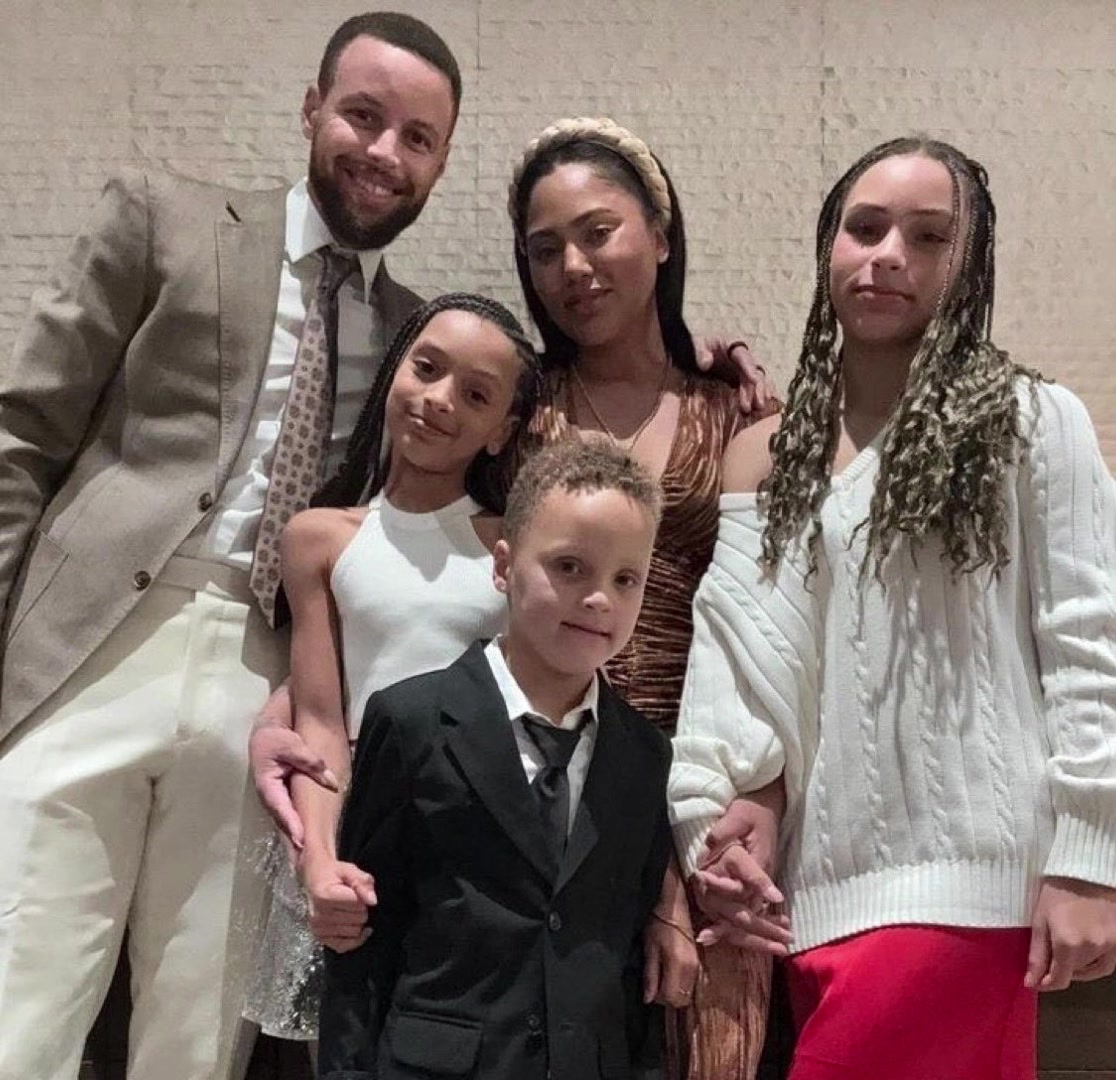 库里一家人这么像的吗感觉共用一张脸