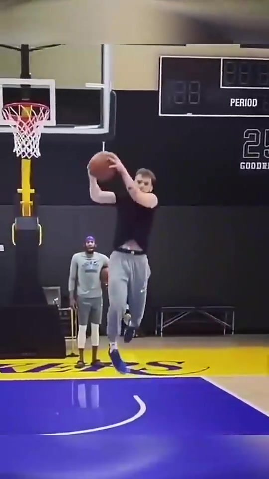 高难度随便玩扣篮王麦克朗昔日训练轻松转体大风车接单手背扣