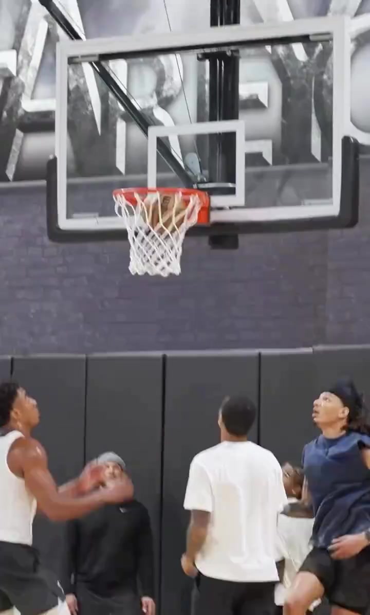 杰伦-格林休赛期运控提升不少期待新赛季表现啊