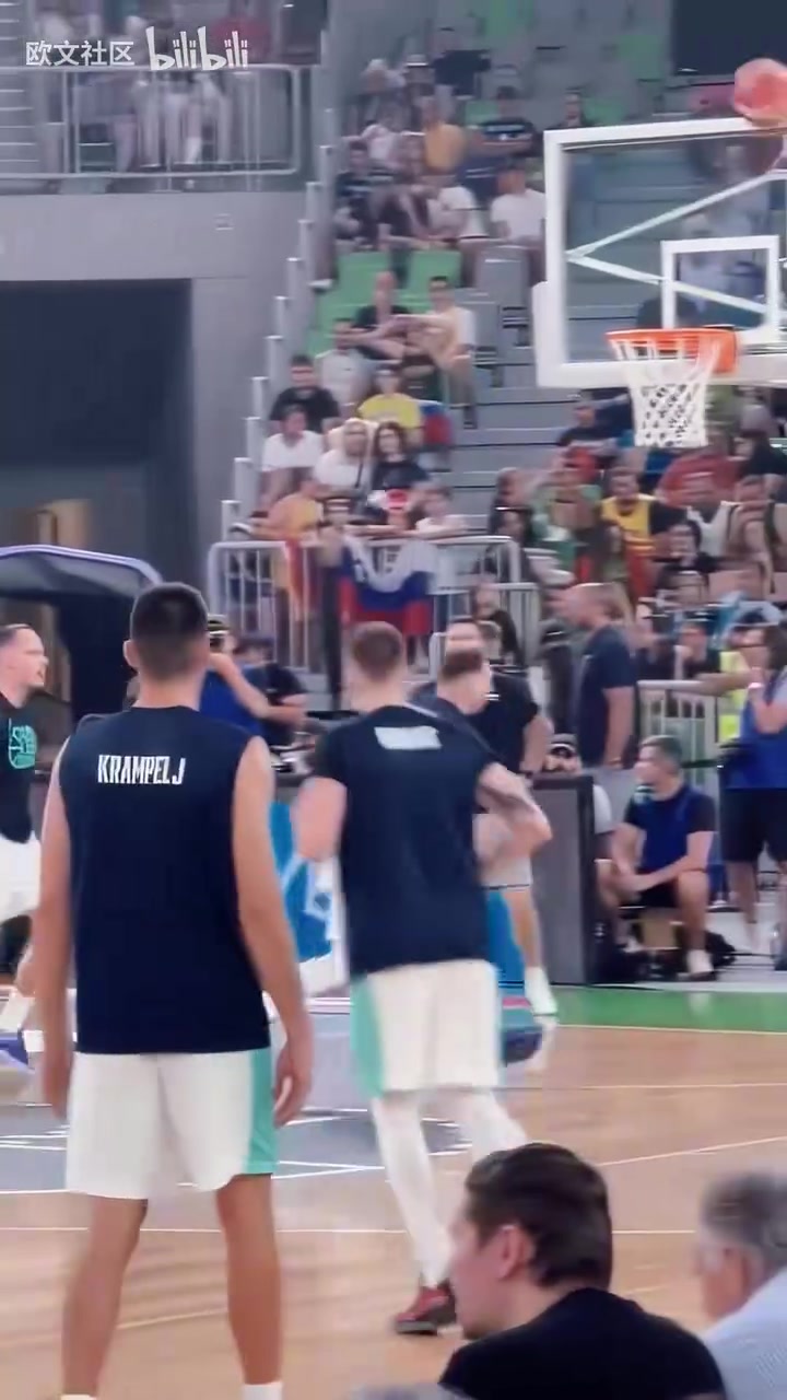 这就是特训的成果吗东契奇赛前训练上演单臂暴扣