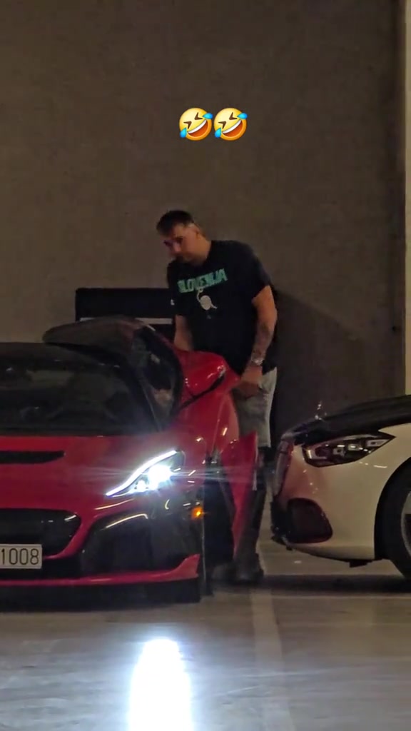 东契奇在停车场无法进入他的新车已经瘦了不少了