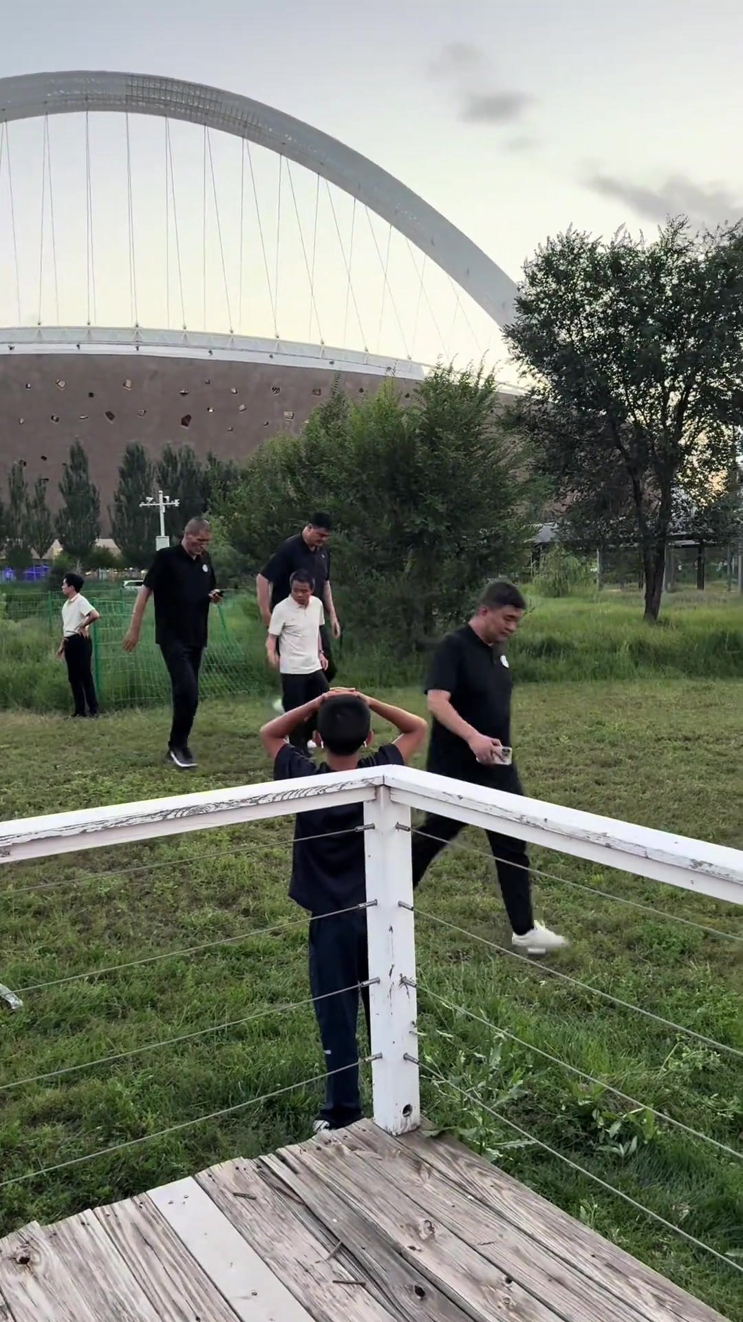 太显眼了哈网友来蒙古包吃饭偶遇姚明和巴特尔